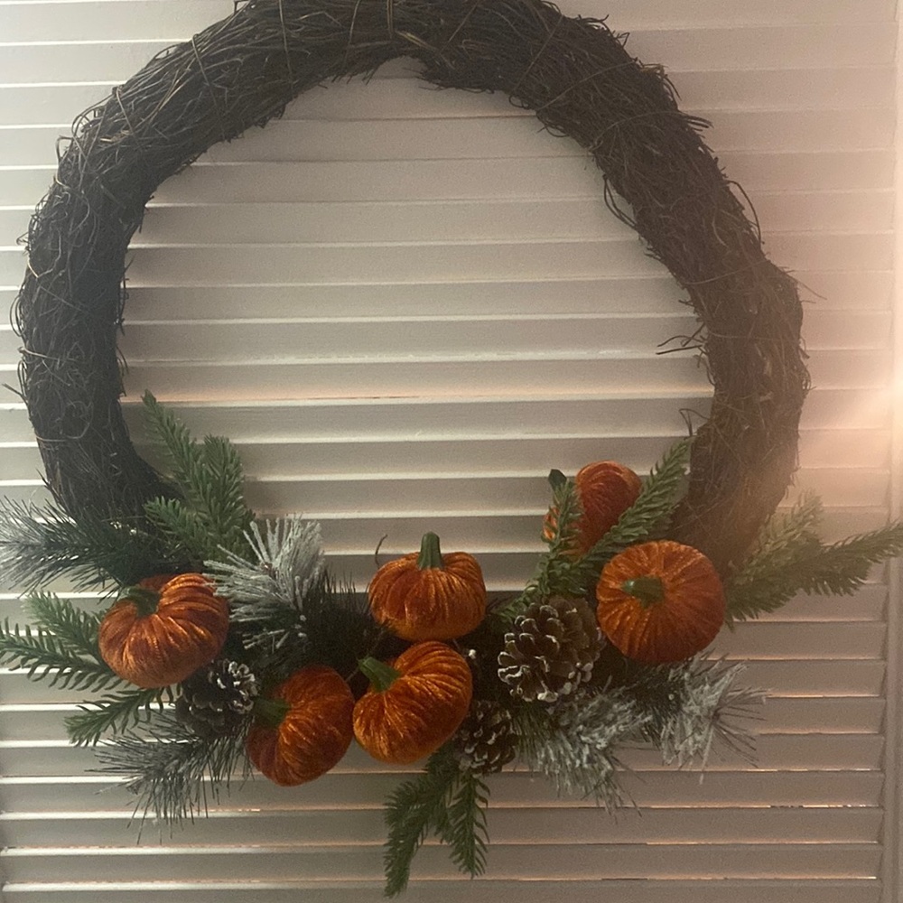 Garland pumpkins and pines